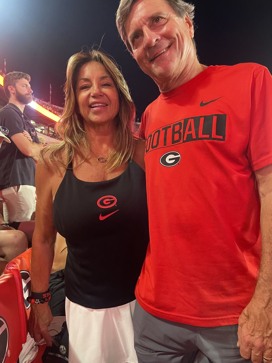 kimlittle3388's tweet photo. #LightUpSanford It is crazy under the lights! #electric  #GoDawgs #DawgsWin #SanfordStadium #DooleyField #ItsSaturdayInAthens 🖤❤️🏈🐶 https://t.co/fdoSUo0tWb