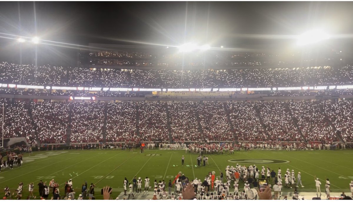 kimlittle3388's tweet photo. #LightUpSanford It is crazy under the lights! #electric  #GoDawgs #DawgsWin #SanfordStadium #DooleyField #ItsSaturdayInAthens 🖤❤️🏈🐶 https://t.co/fdoSUo0tWb