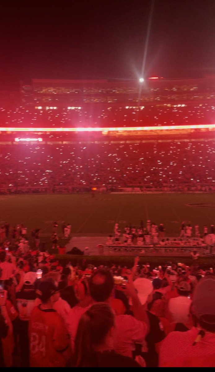 kimlittle3388's tweet photo. #LightUpSanford It is crazy under the lights! #electric  #GoDawgs #DawgsWin #SanfordStadium #DooleyField #ItsSaturdayInAthens 🖤❤️🏈🐶 https://t.co/fdoSUo0tWb