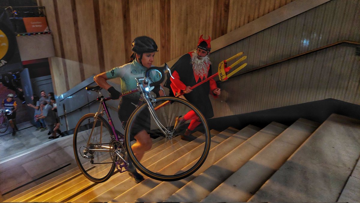 AjuntamentBerga's tweet photo. ⚡ La 5a edició de la Portal Attack ha omplert la capital berguedana de ciclisme, pólvora i festa! La duríssima, divertida i competida cursa nocturna de bicicletes clàssiques s'ha dut a terme pels concorreguts carrers del centre històric fins al portal de Santa Magdalena. https://t.co/iU4CSt9xmD