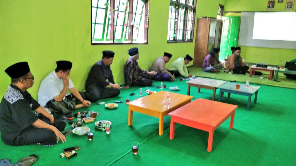 mideomoto's tweet photo. 02/09/23 
Rapat pleno....Jajaran Syuriyah dan tanfidziyyah...bersama ..Team percepatan pendirian NU mart @pcnukabmagelang di MWC Tempuran dan MWC Salam ....semoga berkah manfaat dan di mudahkan dilancarkan semuanya. 
___________
#numagelang #nahdliyyin #magelang https://t.co/j96rPibUjz