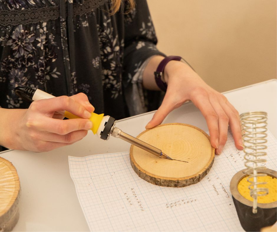 mamasmiles's tweet image. Learn a new skill with this easy beginner wood burning craft. It's simple enough for responsible tweens or teens to make with supervision. mamasmiles.com/easy-beginner-…
#crafttutorial #woodburning