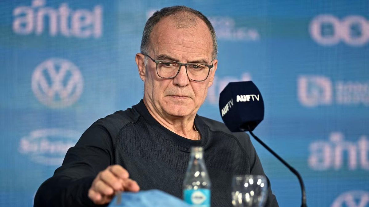 RadioBelcha's tweet photo. 🚨Repercusiones de la conferencia de Marcelo Bielsa-

"Siempre escucho Radio Belcha, me gusta mandar listas para #LaRadioEsTuya"

"El loco de los bootlegs le pusieron así por mi" https://t.co/PzKALaVivk