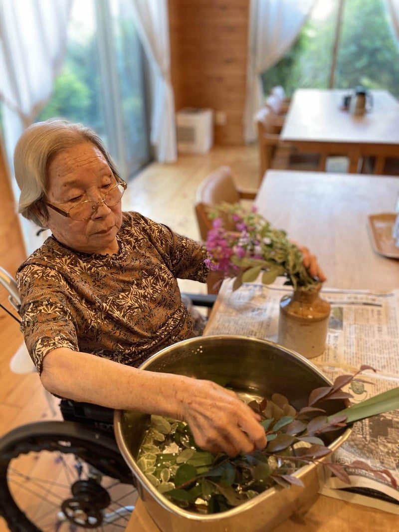 ginmokuse123's tweet photo. 銀木犀には、お花の先生がたくさんいます。
長年、花を生けてきた経験とセンスで、いつも綺麗にお花を生けてくれ、銀木犀の空間に彩りを添えてくれています。

＃銀木犀 #サ高住 #生け花 https://t.co/WHBzsadOLU