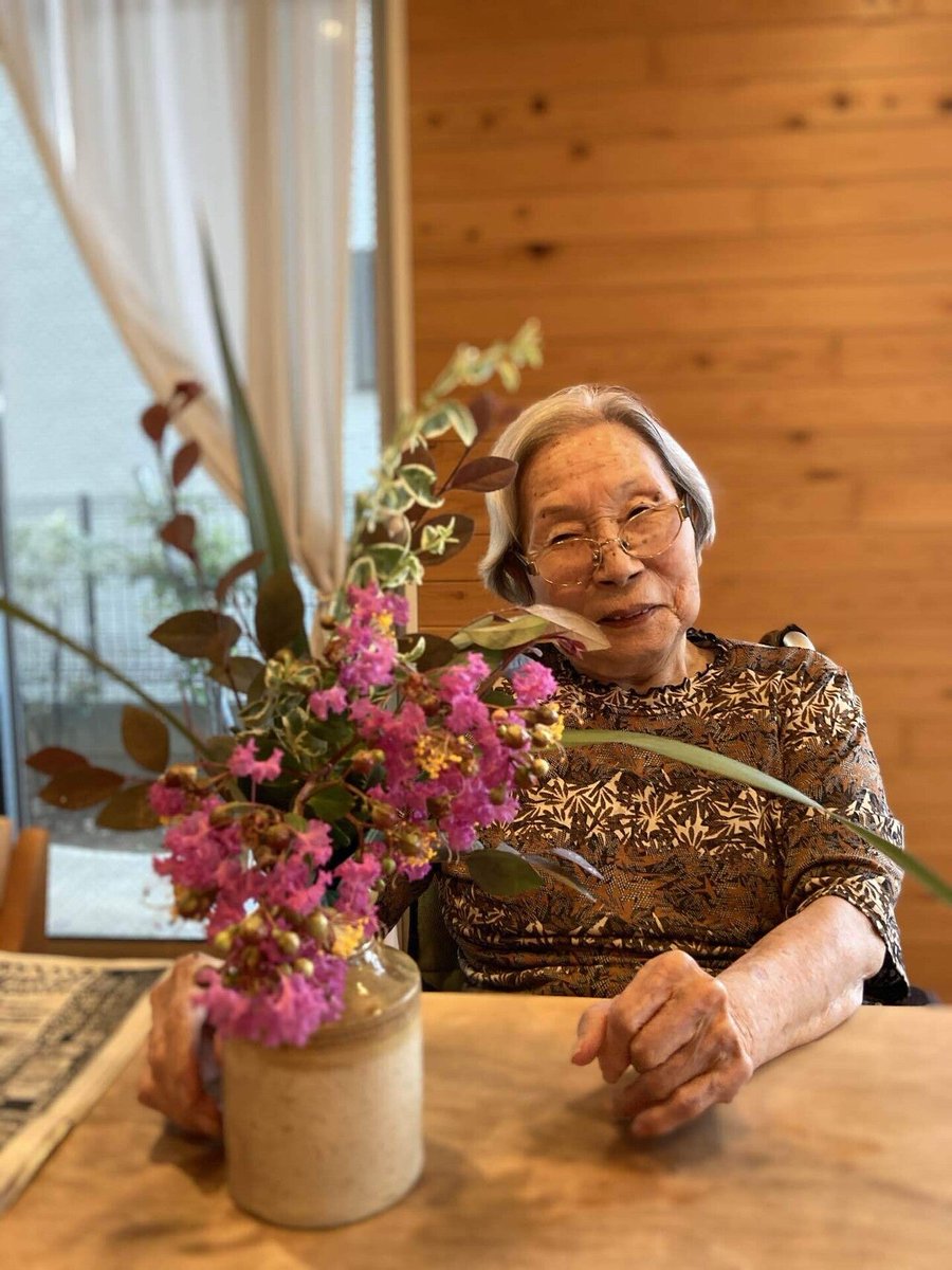 ginmokuse123's tweet photo. 銀木犀には、お花の先生がたくさんいます。
長年、花を生けてきた経験とセンスで、いつも綺麗にお花を生けてくれ、銀木犀の空間に彩りを添えてくれています。

＃銀木犀 #サ高住 #生け花 https://t.co/WHBzsadOLU
