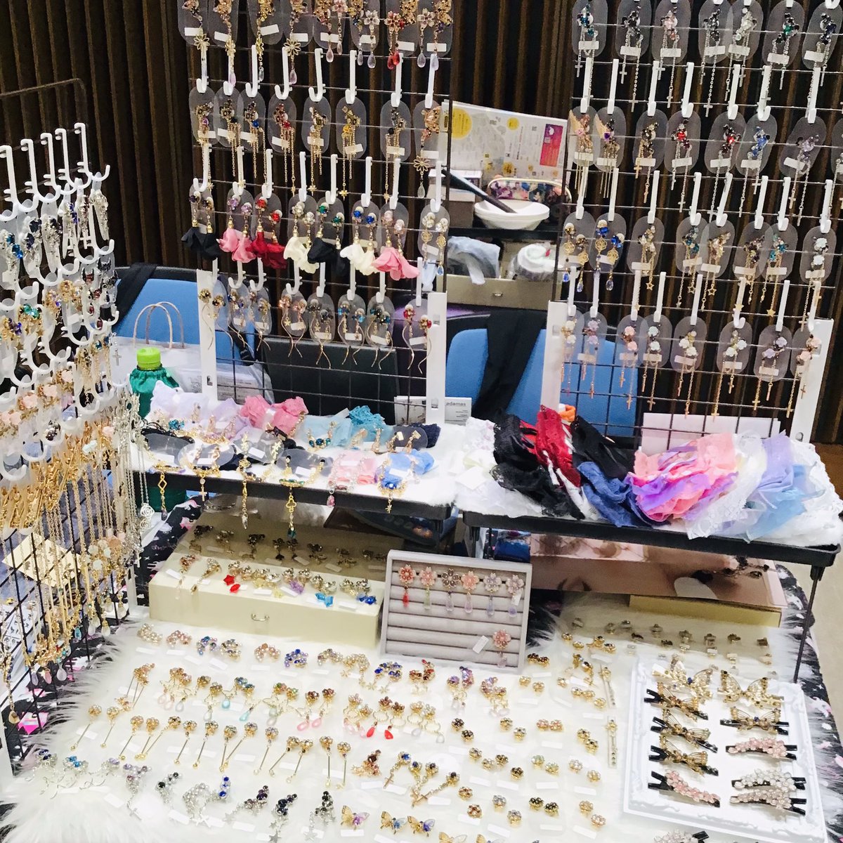 adamas_cordi's tweet photo. サークルリンク@ze_Arc_ 始まってまーす！

セントレアホール、めちゃ空調聴いててよいです
15:00までなので今からでもピュンと遊びに来てくださいねー！

ごはんもおやつも困らないよ！ https://t.co/tQCjL7Nzyb