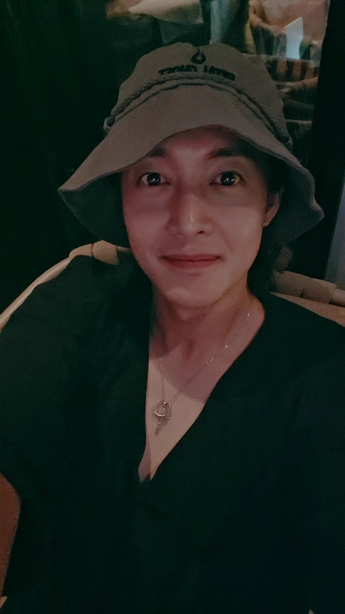 khj_heneciatwt's tweet photo. 중국에서의 2번째 날~
이제 짧은 상해의 일정도 끝나가요. 중국에서 여러 가지 활동 기획하러 온 거니깐 이제 자주 인사드릴게요~
지나가다가 만난 중국 팬분들도 너무 반가웠어요 또 봐요^^

#HENECIA
#KIMHYUNJOONG
#김현중 
#キムヒョンジュン
#金賢重 https://t.co/gspV0n4gvl