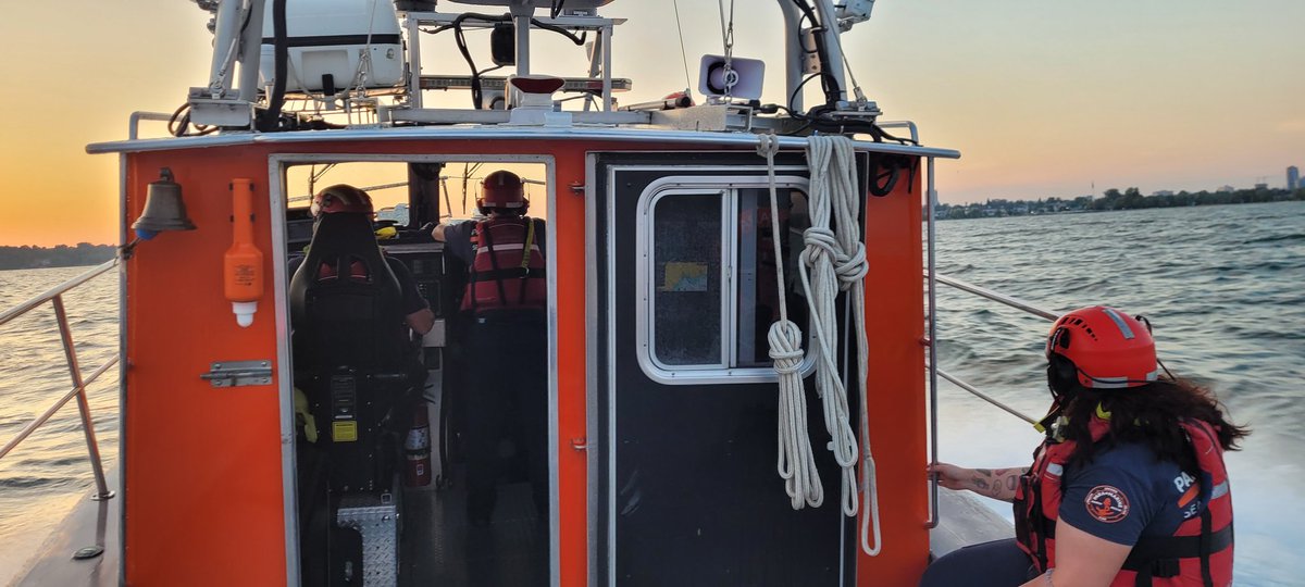 PARA_Rescue's tweet photo. Busy day for crew 3, great day @CIASToronto followed by a tasking off @TownofWhitby to tow a sailboat into #PortWhitbyMarina. Great crew today spending over 12 hours on the water #safeandtrusted https://t.co/5iwgZ2PaxH