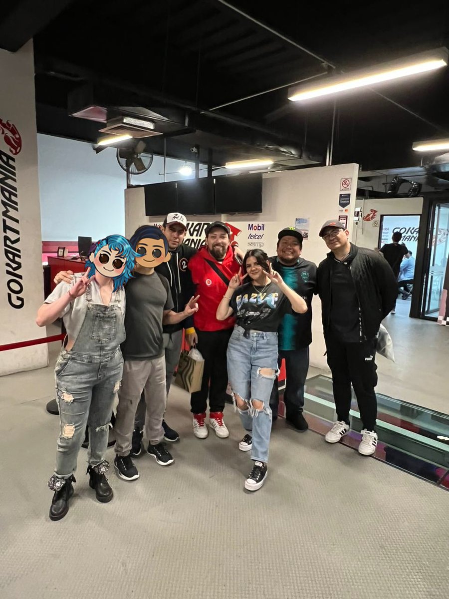 BeliioPlanet's tweet photo. Ya que estamos de presumidos por haber llegado a los mil suscriptores pues les ponemos unas fotitos que nos tomamos hace poco 🙊🙊🙊
Estuvimos en la #gamergy y en la #formulagg
#MaferRocha #missasinfonia #don_shott #wereverwero #mymalk4pon3 #tumtum #obviio #beli_k_i https://t.co/bkzmizfLi7