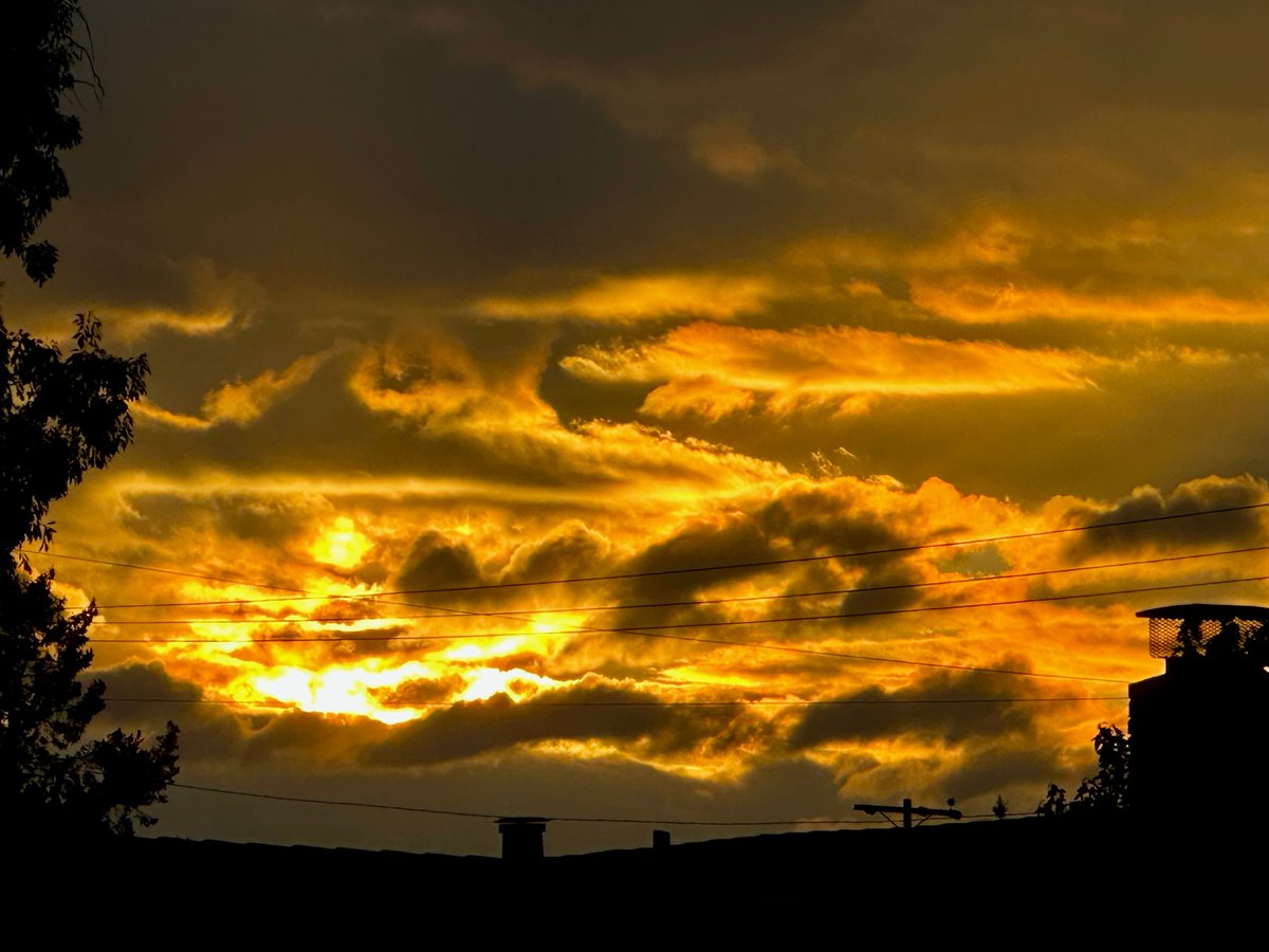 ctaMike's tweet photo. A sun-sational Bay Area #sunset this humid Saturday night. Rays of gold light beaming. The view from #San Jose. @NWSBayArea @NativeSantaCruz @RobMayeda @PaulKPIX @LyanneMelendez @CTAElizabeth @TunedToTheresa @JohnShrable @karlmondon https://t.co/iw65FEgEvK