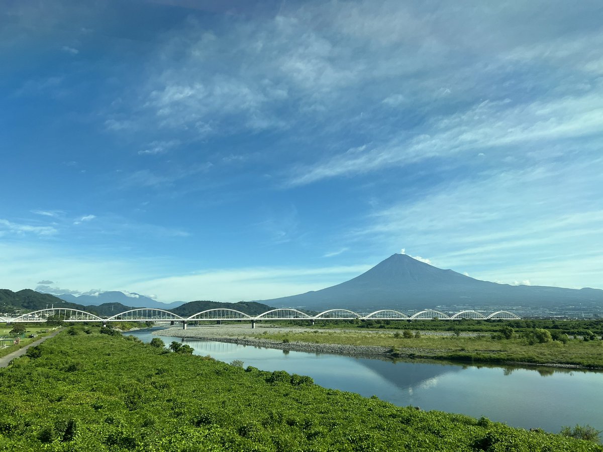富士川に映る逆さ富士。
新幹線から奇跡の一枚。
2023.9.2.撮影。