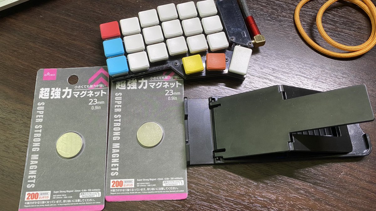 ABHChoi's tweet photo. #diy #keyboard 
Tenting idea with a budget https://t.co/hSyfJ4SbuX