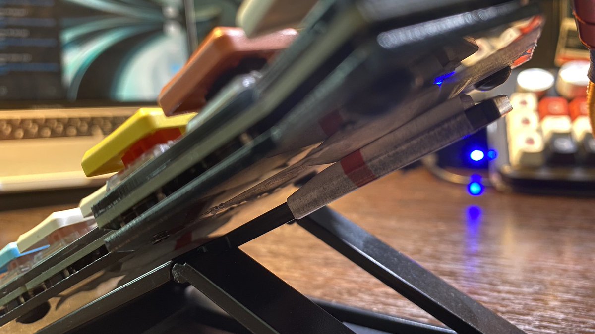 ABHChoi's tweet photo. #diy #keyboard 
Tenting idea with a budget https://t.co/hSyfJ4SbuX