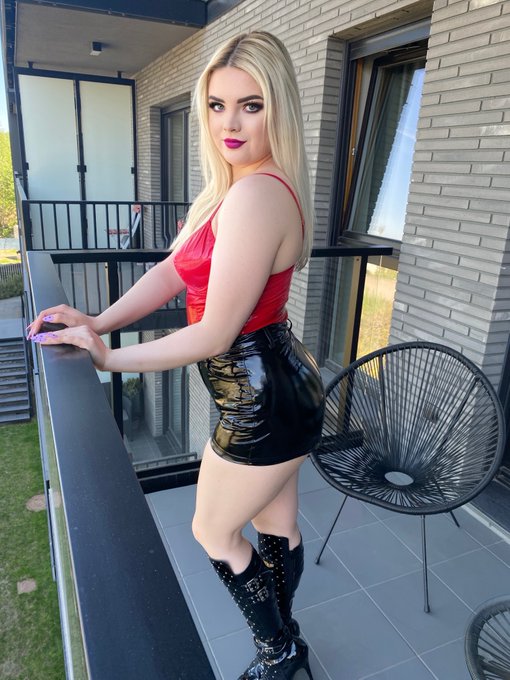 I love this shiny leather shorts ⭐️🥰 https://t.co/1cHQV9ur3z