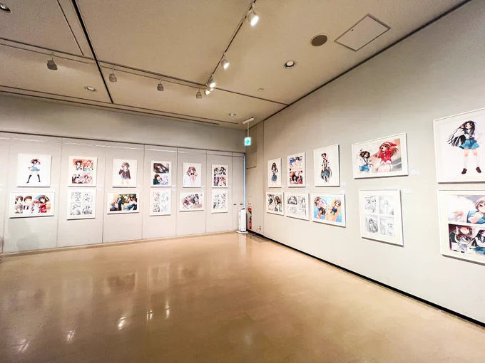 いとうのいぢ先生【 】の個展、最終日行ってきました!!!200点以上ものイラストが展示してあって、めちゃくちゃ満たされました。涼宮ハルヒの憂鬱がとても好きなので幸せ空間すぎた.....素敵な絵やキャラクター達を生み出してくれてありがとうございます#いとうのいぢ展