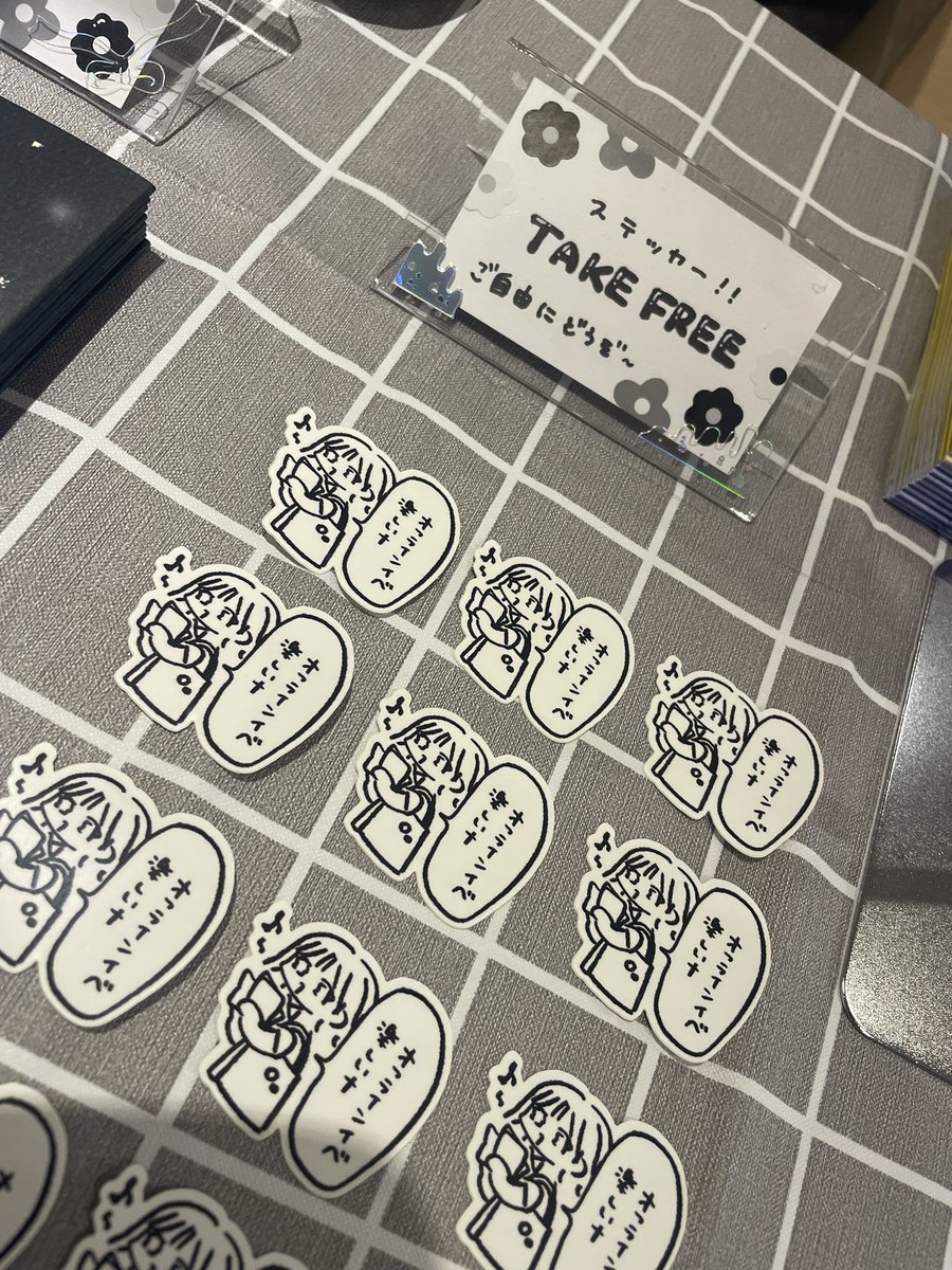 mt_web99's tweet photo. もなか屋さん【B4】設営完了しました！
無料配布のステッカー作ったので、ぜひお気軽に遊びに来てください🌷
 #デザイン読書日和 https://t.co/aUybfH0b38