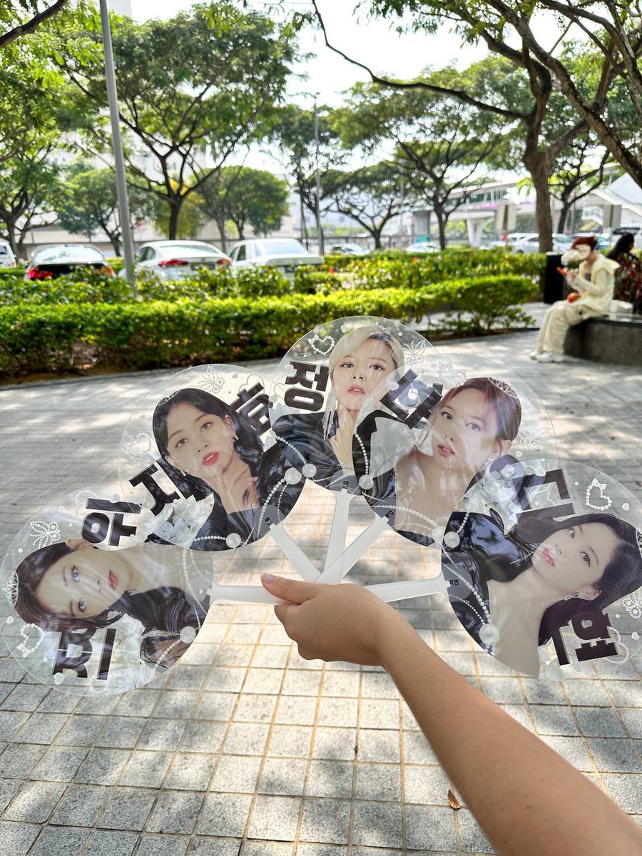 kyuprints's tweet photo. hello! I’m at twice concert selling these fans ☺️ 1 for $6, 3 for $16~ dm me for location! 

#READYTOBE_IN_SINGAPORE 
#TWICE_5TH_WORLD_TOUR
#RTBinSingapore #TWICE #TWICEinSG #TWICE_5TH_WORLD_TOUR_SINGAPORE https://t.co/0JRK3WY61b