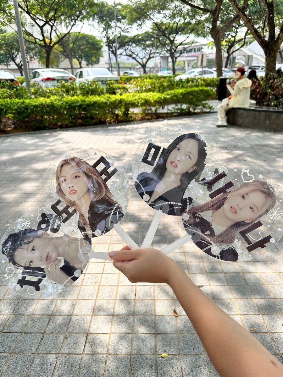 kyuprints's tweet photo. hello! I’m at twice concert selling these fans ☺️ 1 for $6, 3 for $16~ dm me for location! 

#READYTOBE_IN_SINGAPORE 
#TWICE_5TH_WORLD_TOUR
#RTBinSingapore #TWICE #TWICEinSG #TWICE_5TH_WORLD_TOUR_SINGAPORE https://t.co/0JRK3WY61b