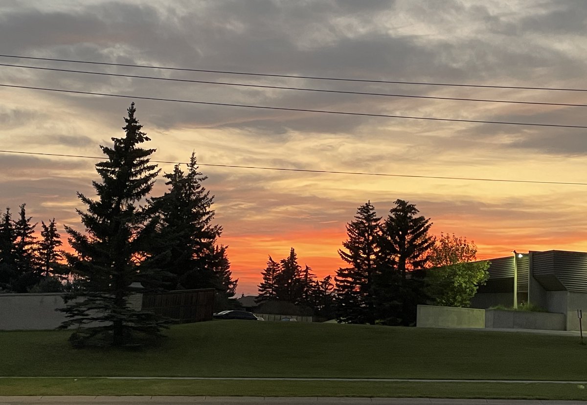 MissusJaxL's tweet photo. Did you catch the sunset tonight?! 😍🤩 #yyc #sunset #abskies https://t.co/xGlyhHsDg6