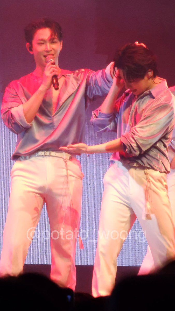 potato_woong's tweet photo. 너무 귀엽다🥹🩷

#ONEUS_IN_TAIPEI
#원어스 #ONEUS 
#HWANWOONG #환웅 #여환웅 #LEEDO #이도 https://t.co/7CUItNbLrG