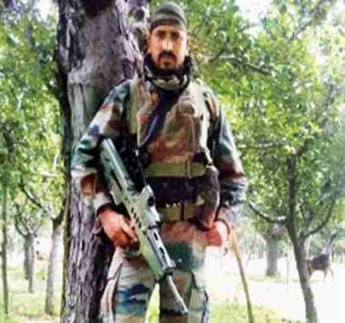 Tanishksengar's tweet photo. You might fear death but he won't 

Remembering

LANCE NAIK MOHAN NATH GOSWAMI
#Ashok_Chakra
9 PARA SF

who attained veergati this day in 2015 in Kupwara after killing more than 10 terrorists in 3 Operations in his last 11 days.
Hailing from Nainital he left behind his daughter. https://t.co/FHOa4Q0I00