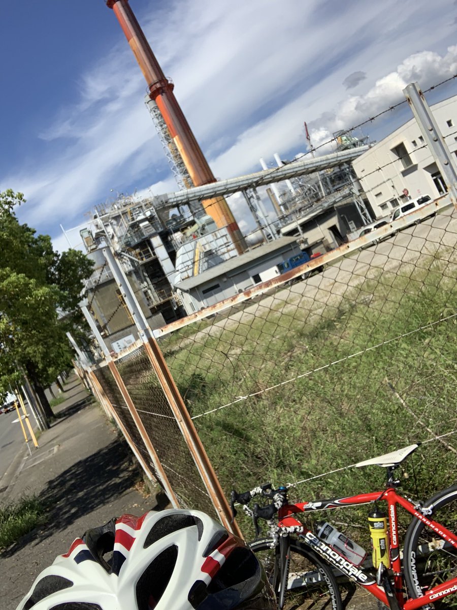 harry14039's tweet photo. まだまだあっつー…
#働く煙突 https://t.co/unD6axdV9u
