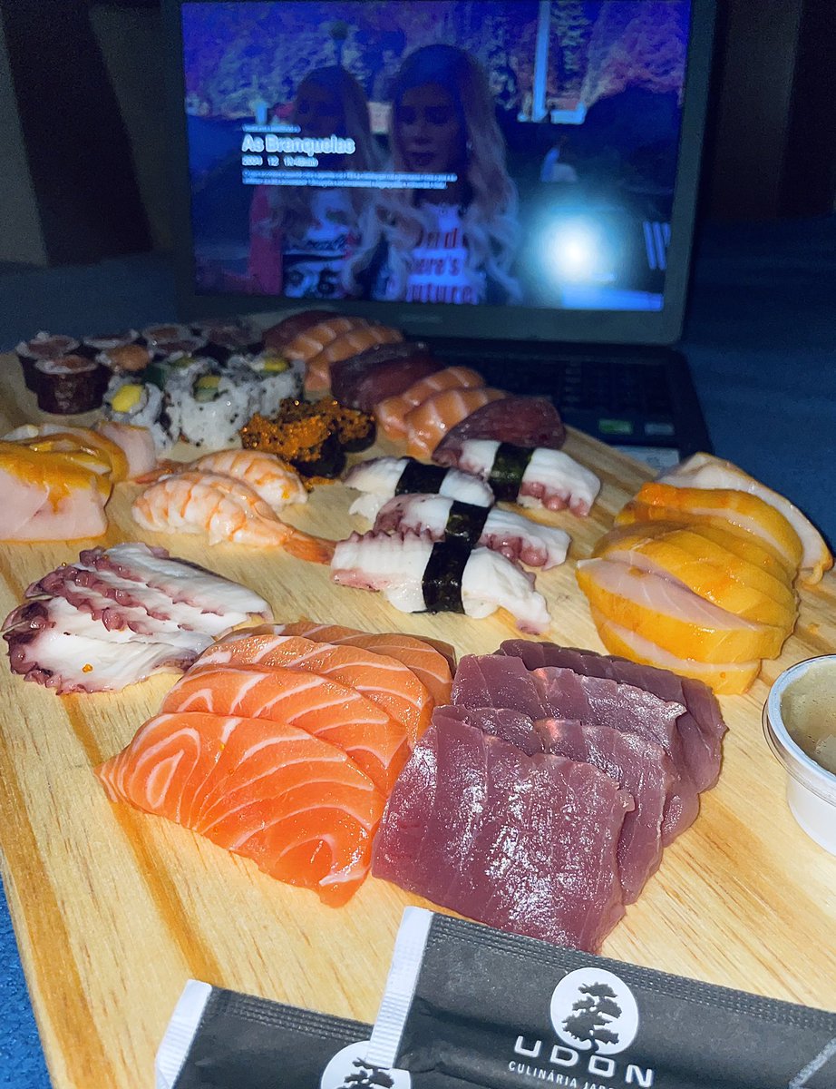 muitohumildee's tweet photo. Acabei de fazer amor 

Pedi um sushizinho

E vou assistir com minha namorada pela milésima vez AS BRANQUELAS

Namoral? Deve ser muito triste ser solteiro kkkkkkkkkkk https://t.co/PfYFOf8A43