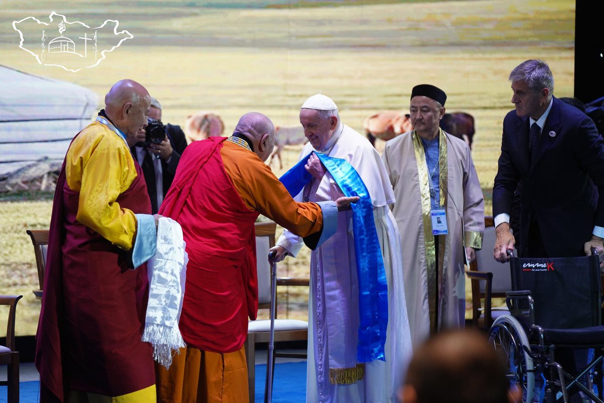 Catholic_Mongol's tweet photo. Өнөөдөр "Хүн театр"-т Монгол дахь шашин хоорондын уулзалтад оролцохоор ирэхэд Гэгээн Эцэг Францисыг Гандантэгчинлэн хийдийн Тэргүүн их хамба лам, Азийн Буддистуудын Энхтайвны Бага Хурлын Ерөнхийлөгч Дэмбэрэлийн Чойжамц хүндэтгэн угтлаа. #PopeInMongolia #HopingTogether https://t.co/gHqEMeBSUI
