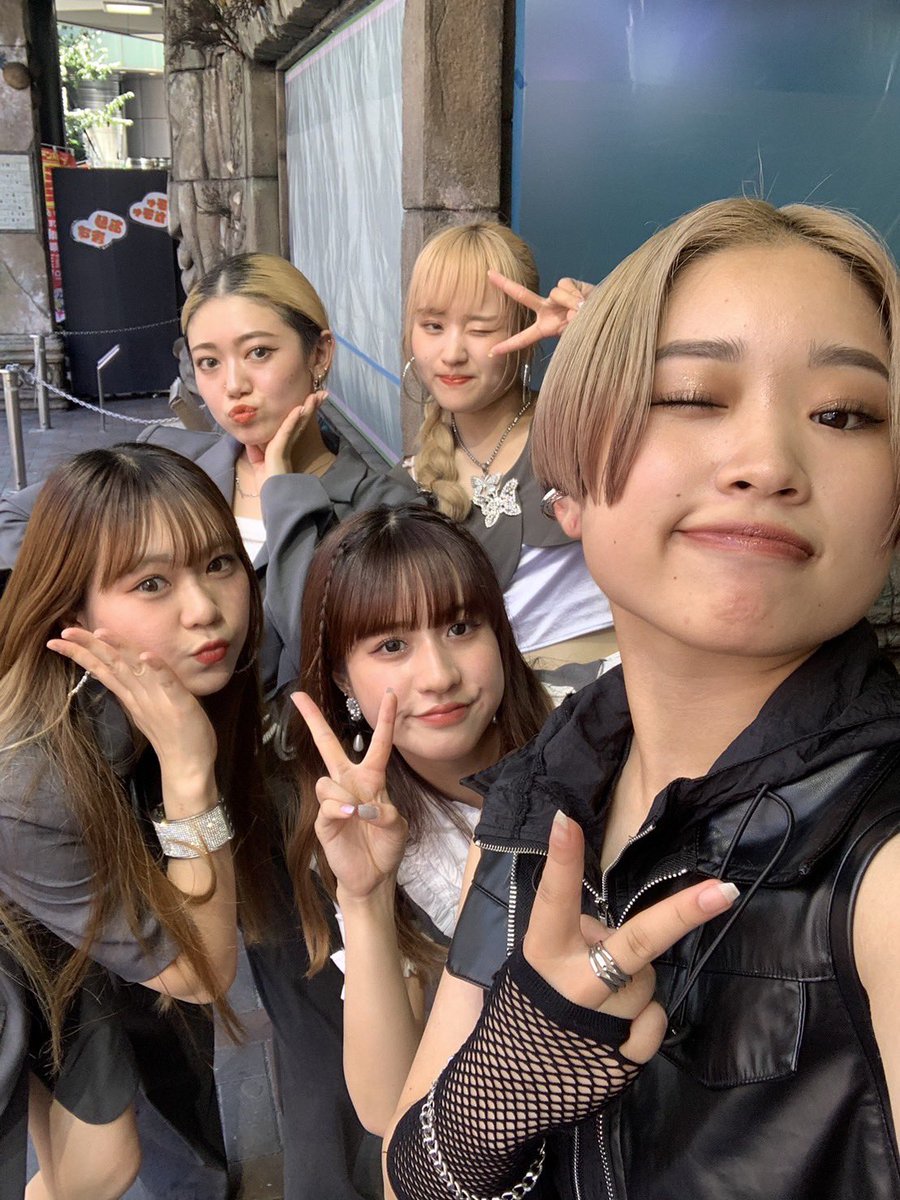 das_official_'s tweet photo. 本日梅田ドンキ前12:30〜です！
メンバー一同お待ちしております💟
#梅田ドンキ前　#ストリートライブ https://t.co/qIoCvp3U17