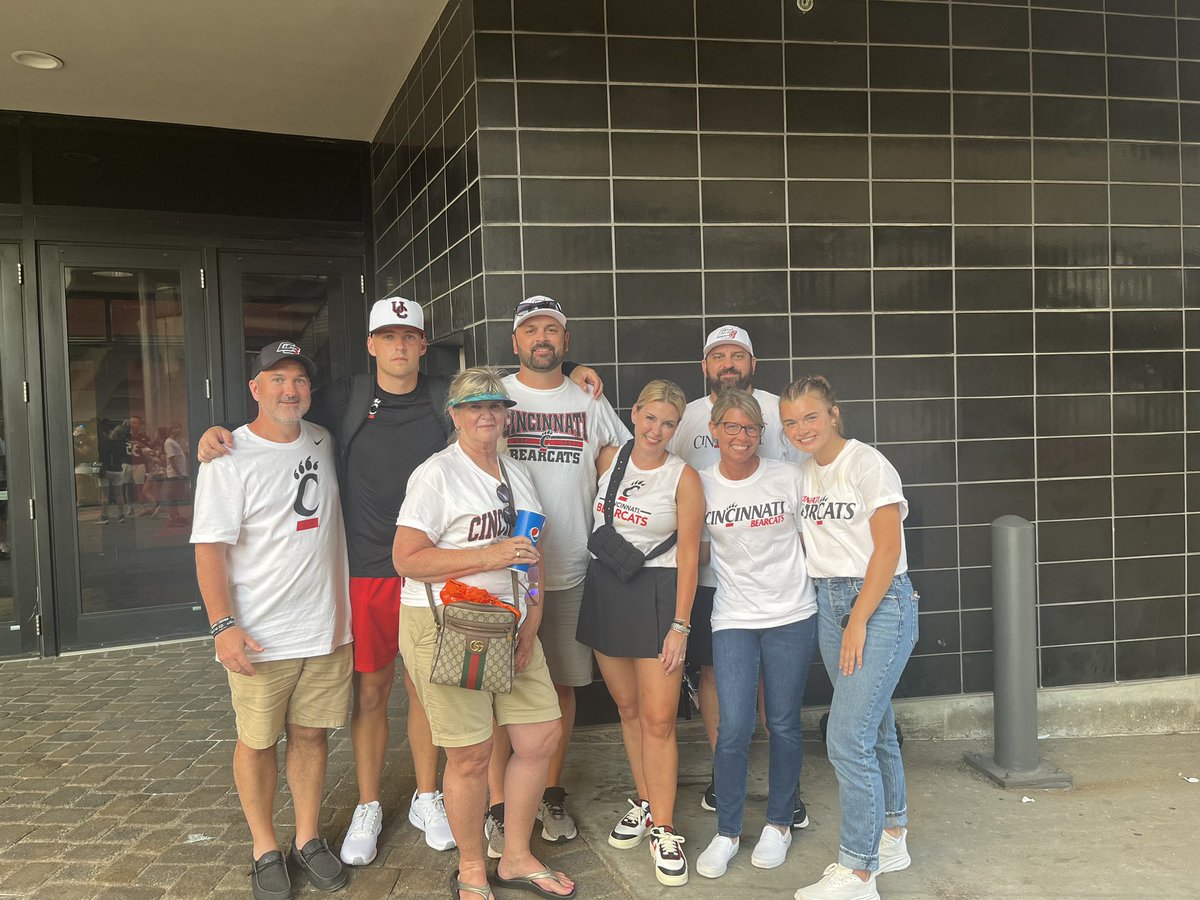 AlBrown_PE's tweet photo. Great to see family and watch @CarterABrown have a perfect day, 1/1 FG (46 yd) and 9/9 XP, in his Bearcat debut! https://t.co/Xlom9BCedQ