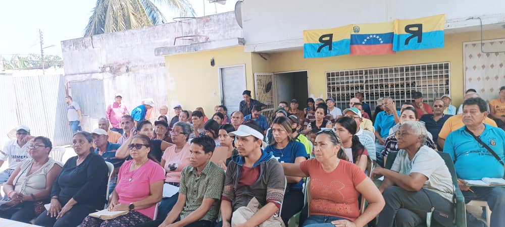 allerim62's tweet photo. #02DeSep Equipos Parroquiales del Municipio Caroní @LaCausaRVe organizados con los Padrones Electorales para esta Elecciones #Primaria  que se realizaran #22DeOct en Apoyo al nuestro candidato @AndresVelasqz #PoUnaVenezuelaDigna  vamos  #DeFrenteConAndres 👭👫🇻🇪 https://t.co/JC7I9pMzyy