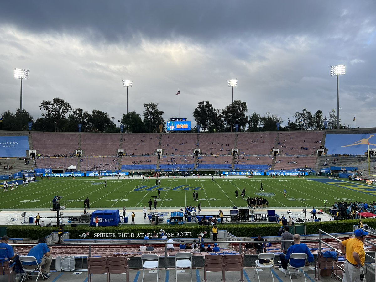 BernieC7's tweet photo. First game of the season for @UCLAFootball against Coastal Carolina at the Rose Bowl. #GoBruins https://t.co/V5f3MQkACG
