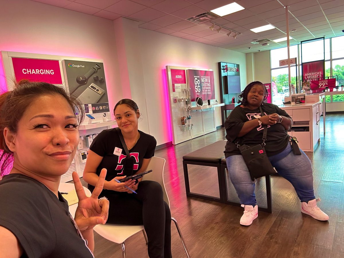 roma_amiot's tweet photo. @TonyaPortis_ I had a picture when I visited your store 🤩 #Dover #doverducks #SMRA #bleedmagenta #bemagenta #BEST #bestexperience #go5gnext https://t.co/Uk6CF8p6zi