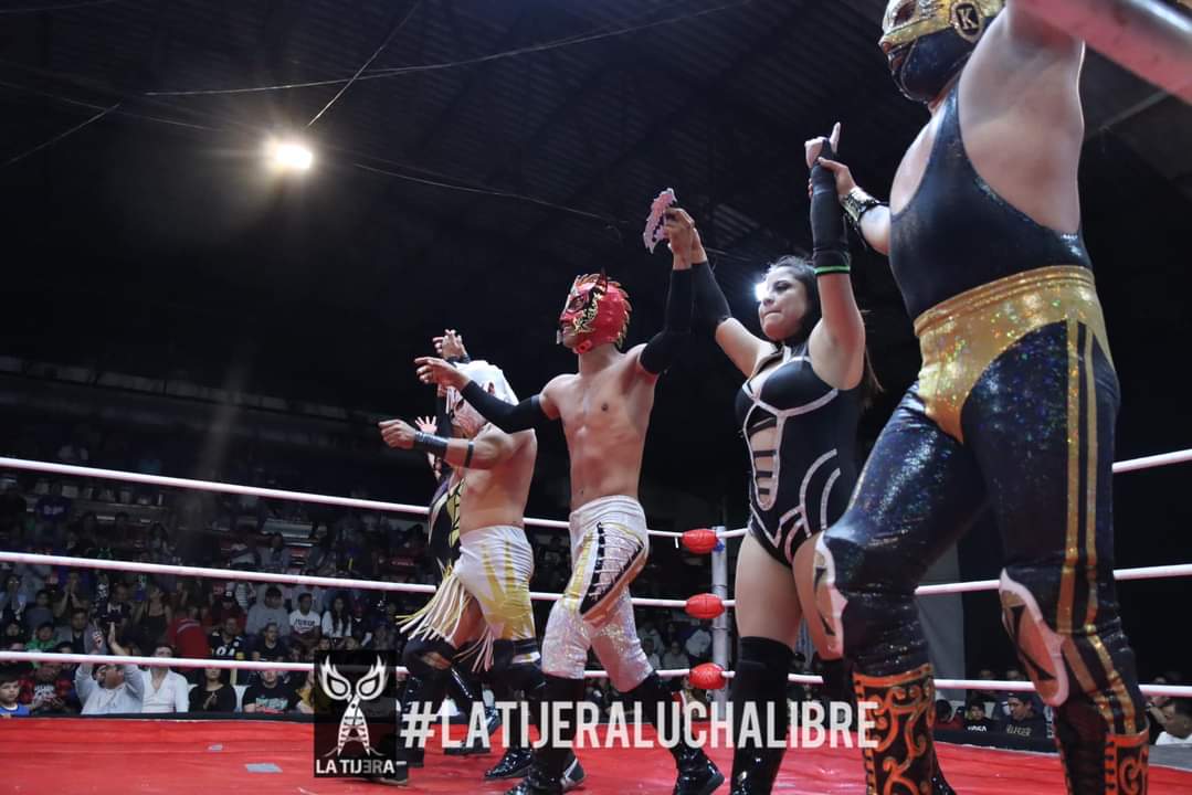 LaTijeraLucha's tweet photo. Lucha dinámica y con una serie de castigos espectaculares en la #ArenaLopezMateos que presenta un triangular, donde #KarmaI y #MaryCaporal se logran llevar el triunfo ante #GoldenJr y #GoldenJr, quienes habían eliminado a la dupla de #Osiris y #EstrellaNegra, con #AULL.
#latijera https://t.co/LyzMV9m60F
