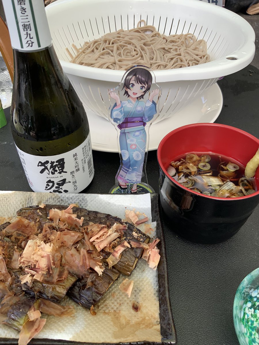大空スバル「ざるそば、揚げ茄子、獺祭、大空スバル!!いい天気なのでお外で蕎麦を啜る… 」|あまむら🥳のイラスト