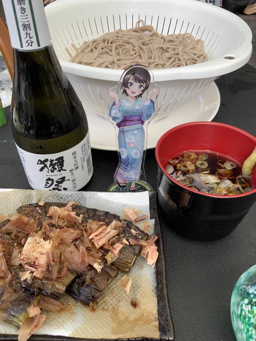 ざるそば、揚げ茄子、獺祭、大空スバル!!いい天気なのでお外で蕎麦を啜る… 
