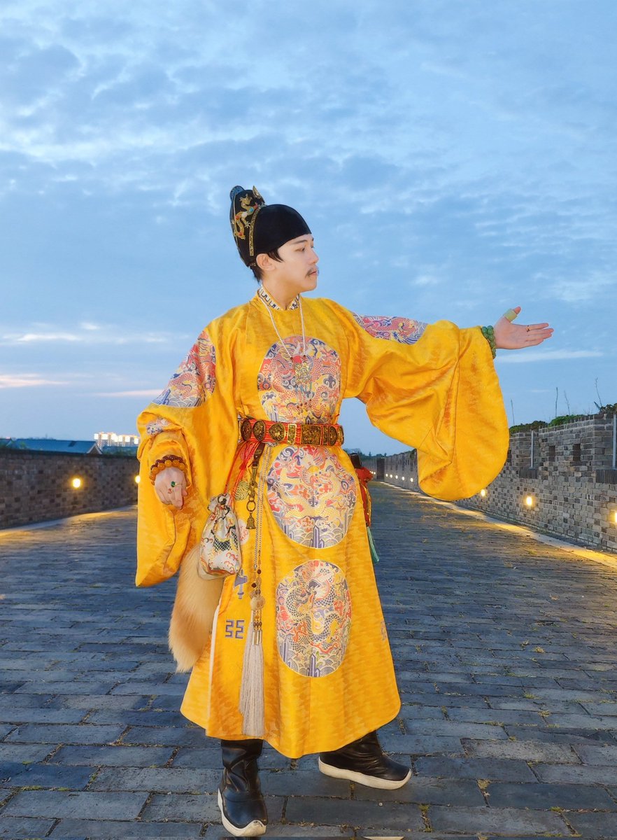 dh778899's tweet photo. 本来不应该出去的，怕胖到穿不下新革带了。仓促出门，结果被迫第一次拍夜景。#汉服 https://t.co/ryV64W47v4