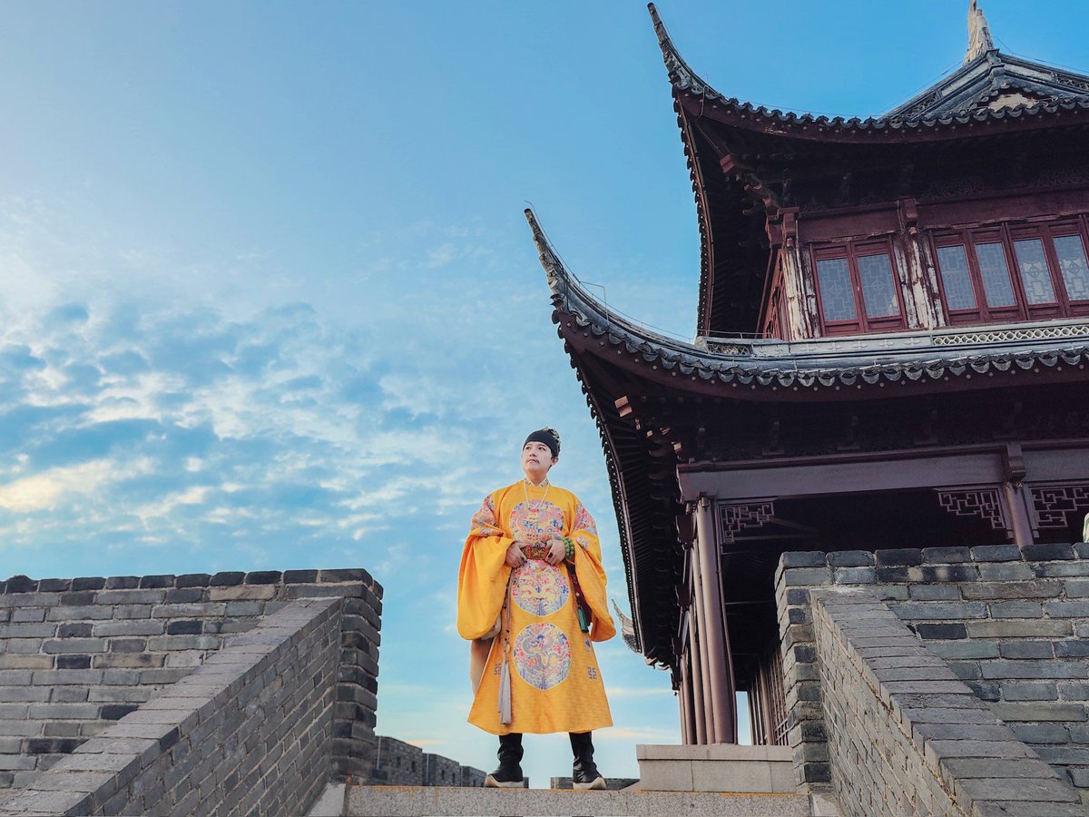 dh778899's tweet photo. 本来不应该出去的，怕胖到穿不下新革带了。仓促出门，结果被迫第一次拍夜景。#汉服 https://t.co/ryV64W47v4