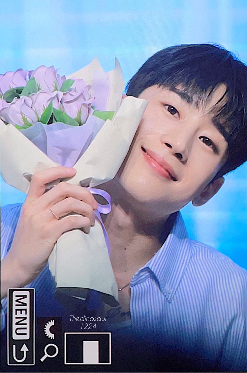 230902
𝑭𝒓𝒂𝒎𝒆- Makestar #4 Offline Fansign

💜🐰💐

#한승우 #HANSEUNGWOO