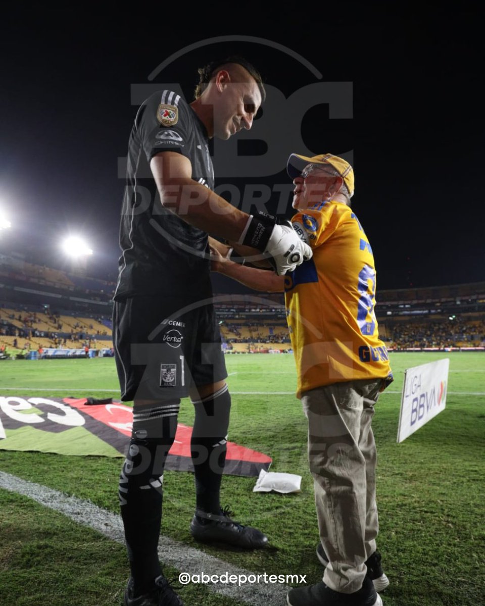 abc_deportes_mx's tweet photo. 🐯 #TIGRES | ¡ENORME GESTO DEL PATÓN!

@PatonGuzman, quien llegó a 140 partidos sin recibir gol en la Liga MX, le entregó su brazalete de capitán a 'Guerrerito' al finalizar el partido ante Querétaro.

📸 Francisco Ordaz / ABC Deportes 

#ABCDeportes | 📻 92.1 FM y 660 AM https://t.co/4bD7h7CUZ6