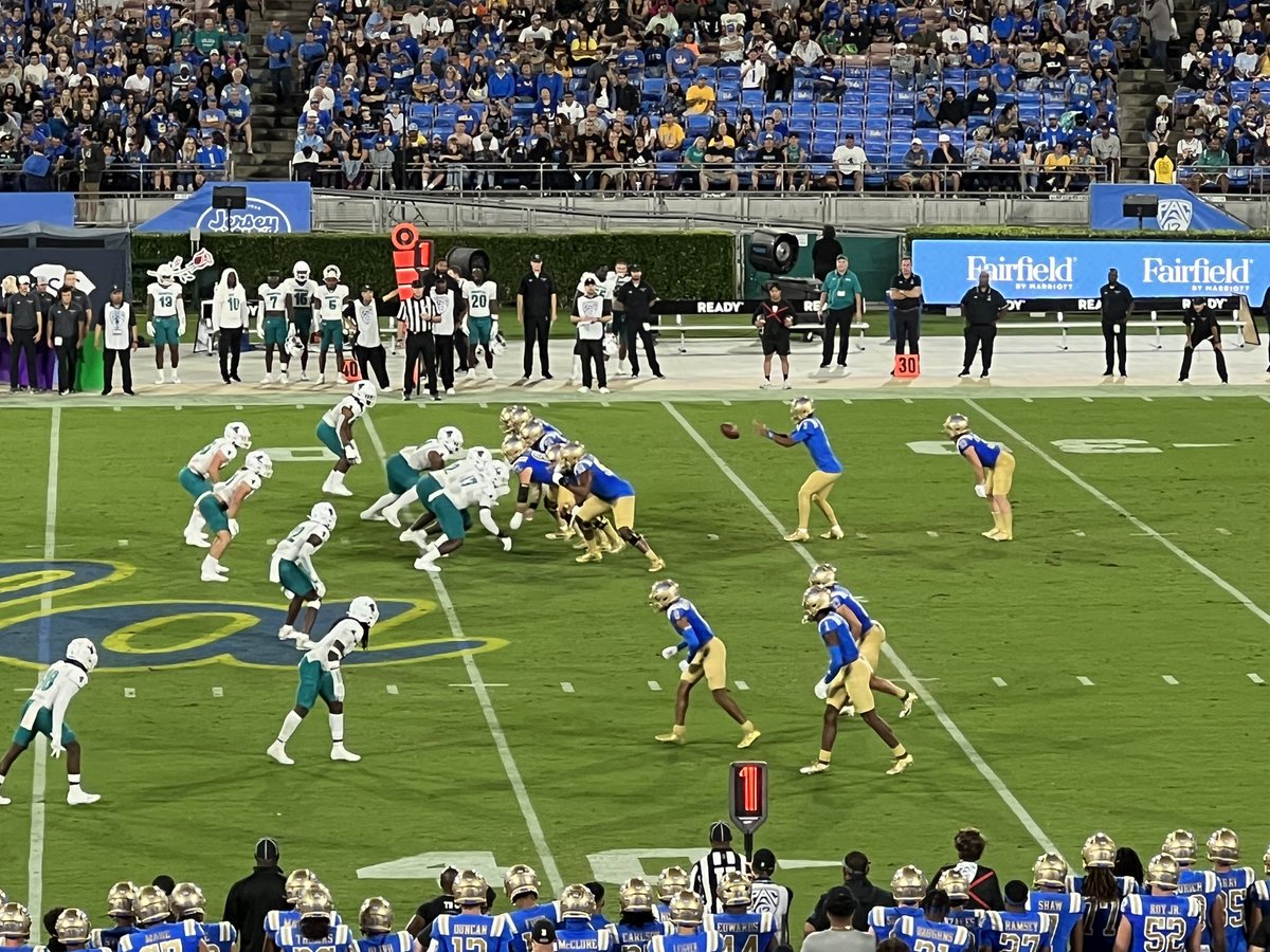 BernieC7's tweet photo. First snap and first touchdown of the 5-Star Freshman Quarterback Dante Moore era at UCLA. #GoBruins https://t.co/g3MpQy3lzP