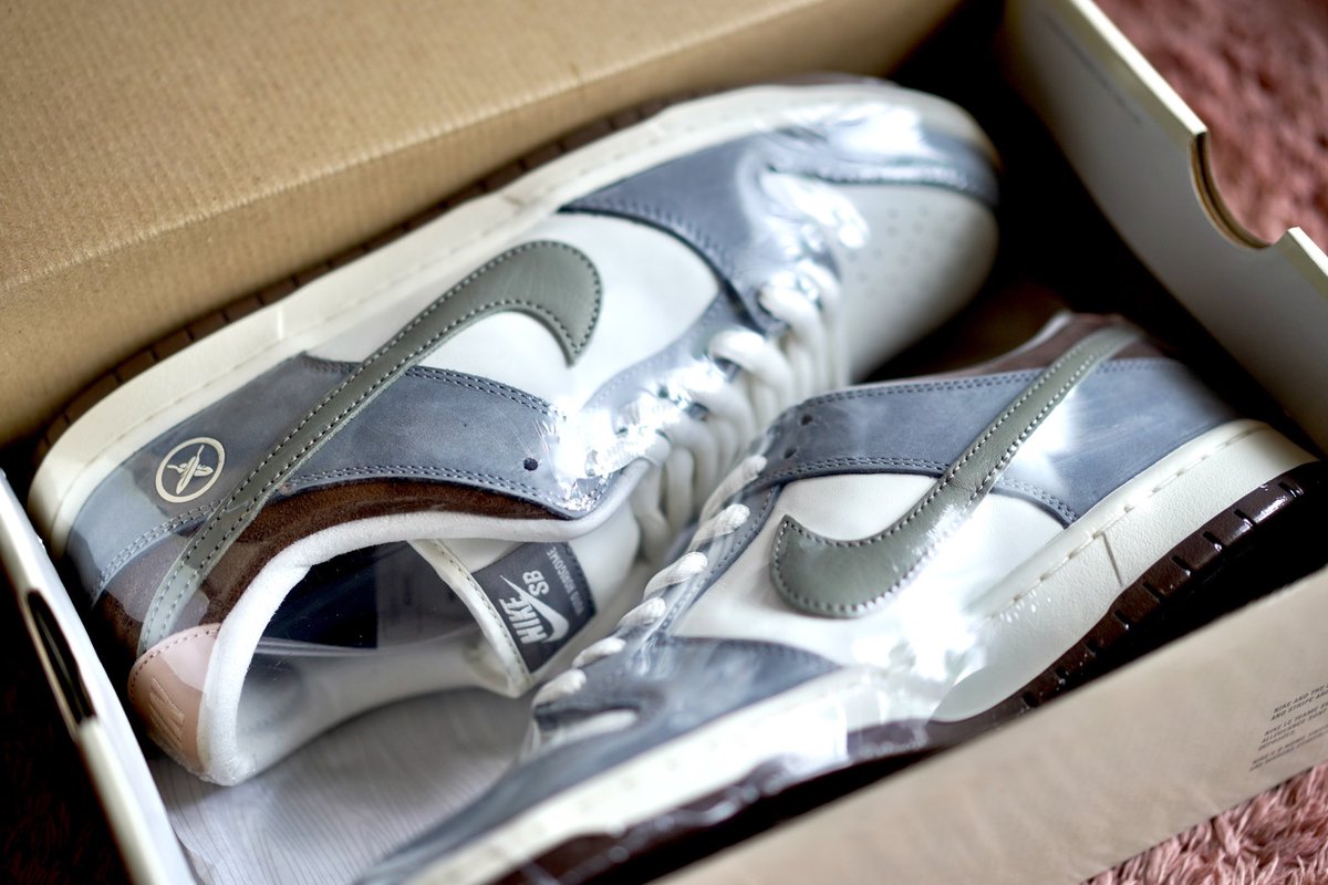 Snkrs_warrior's tweet photo. Yuto Horigome × Nike SB Dunk Low 

ラッピングの動画が見たい！とリプをいただいていたので下手くそですが動画にしました。
いろんなやり方があると思いますが自分は毎回この流れでやっています。

シーラーがあった方が余分なフィルムをカットできて、仕上がりが綺麗な気がします。
シーラーはAmazonなどで購入できます。(高価なものじゃなくてOK)

今回は薄めのフィルムでやりましたが厚めのフィルムの方が破れにくいのでおすすめです。

動画にありますがフィルムが角張った箇所はしっかりと熱を当てて手で圧着するときれいに馴染みます。
ヒートガンは熱くなりすぎてスニーカーを痛めたり、フィルムが破れてしまうことがあるので自分はドライヤーを使用しています。
除湿の為におまじない程度にシリカゲルを片足ずつに入れてます。

-必要なもの-
スニーカーラッピングフィルム
シーラー
ハサミ
ドライヤー