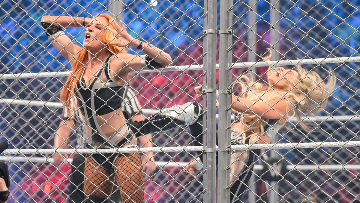 PeteyWilliams produced the steel cage match. Thoughts on the match? 🤔  #WWEPayback #WWE #BeckyLynch #TrishStratus #wweraw #smackdown…