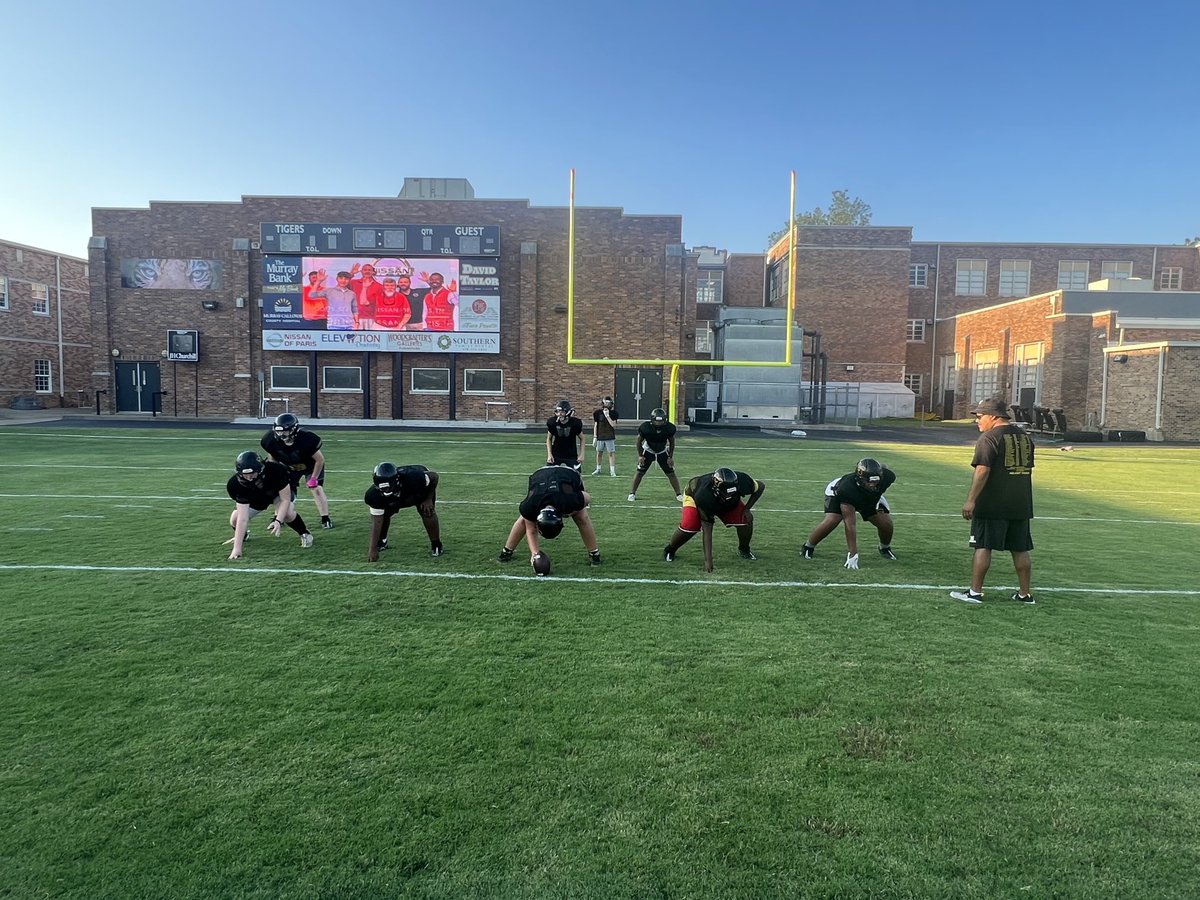 murrayhighFB's tweet photo. Coach Bloodworth loves his songs.   I will take a note from his book.  Murray future so bright I have to wear shades.  

This MS line is special.  I can’t wait to have an opportunity to coach them.  Hopefully, our paths will cross and success will take place.  #letsHUNTTOGETHER https://t.co/pCRpRXk89O