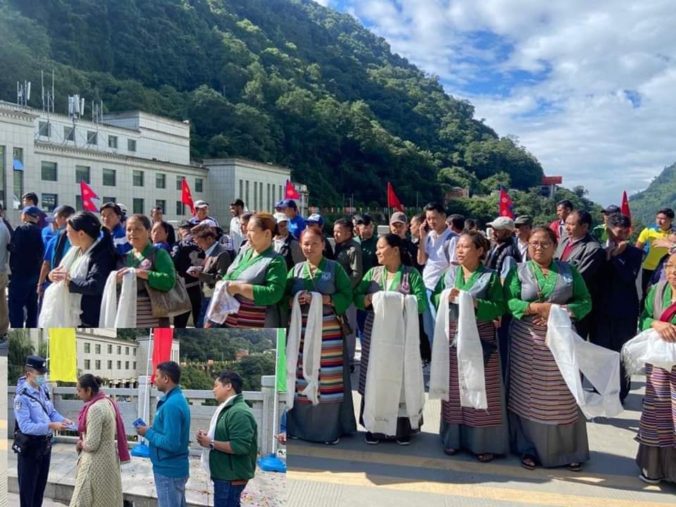 yatriganu's tweet image. After 8 years, Sindhupalchok Tatopani China Border crossing has been opened for the general public, and the residents of Sindhupalchok are leaving for China after being checked by chinese security person.
#chinaborder #china #tatopani #sindhupalchock