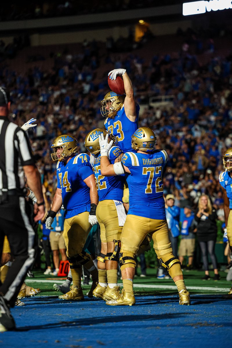 The @dantemoore05 ➡️ @carsonsteele30 connection! #GoBruins