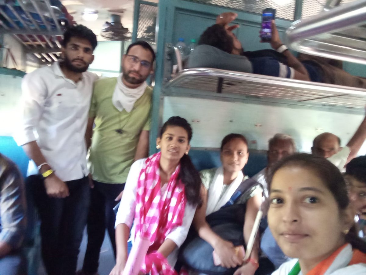 साहिल के सुकूँ से किसे इंकार है लेकिन,
तूफ़ान से लड़ने में मज़ा और ही कुछ है।

मप्र ग्रुप 2 सब ग्रुप 4 &amp; पटवारी भर्ती के चयनित एवं प्रतीक्षित अभ्यर्थी सभी नीलम पार्क में पहुंच रहे है, अब घर वापसी नियुक्ति के बाद ही होगी।

हर हर महादेव 🚩

#मामा_चुप्पी_तोड़ो_पटवारीनियुक्ति_दो