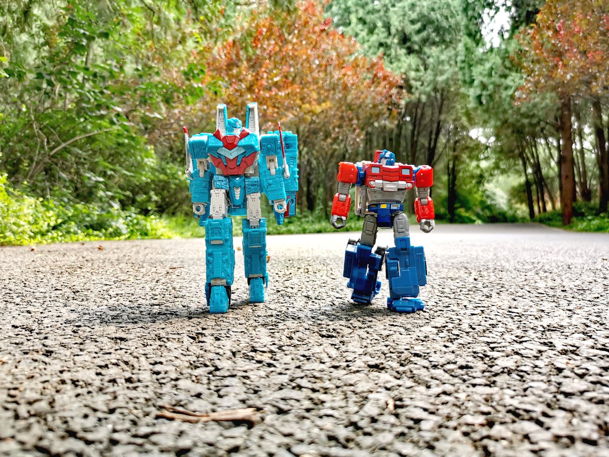 Freccia_Swipe's tweet photo. Brought Senator Shockwave and Orion Pax to the same place I took photos of Jetfire and Starscream three years ago. Such a quiet place with few people around. https://t.co/QChsklxL8H