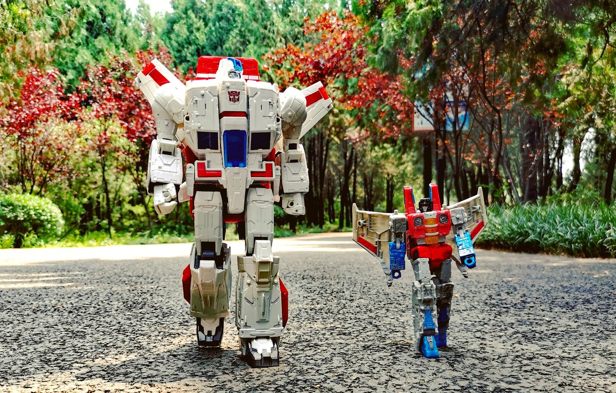 Freccia_Swipe's tweet photo. Brought Senator Shockwave and Orion Pax to the same place I took photos of Jetfire and Starscream three years ago. Such a quiet place with few people around. https://t.co/QChsklxL8H