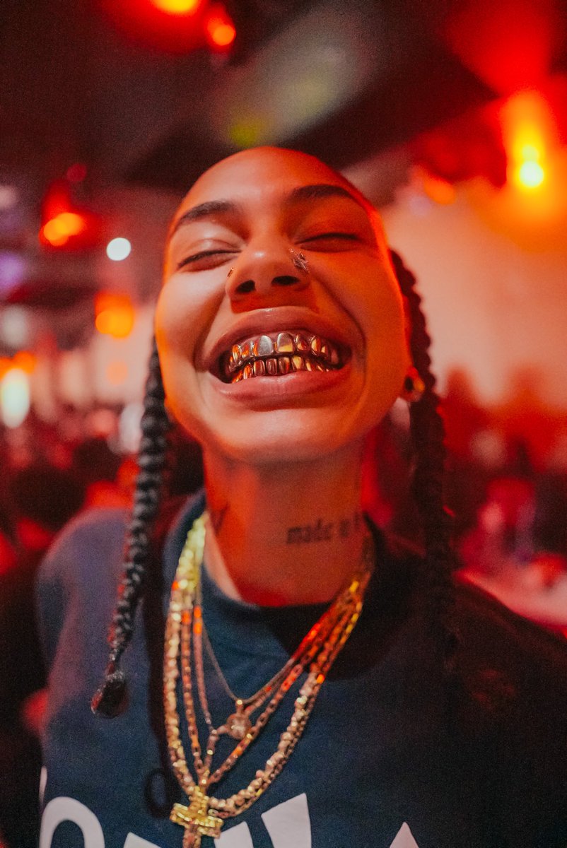 🧎🏽‍♀️